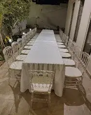 طقم استقبال فرنسي فاخر – طاولة مستطيلة مع 8 كراسي أكريليك بتصميم ملكي