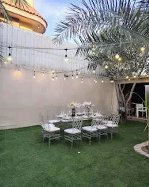 طقم استقبال فرنسي فاخر – طاولة زجاجية مع 8 كراسي أكريليك بتصميم ملكي2