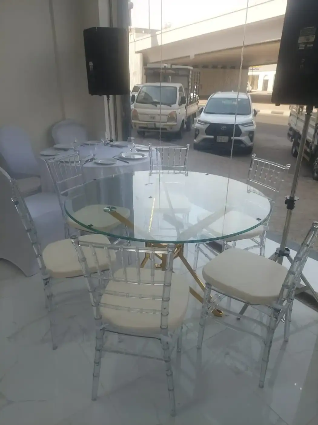 طقم استقبال فرنسي فاخر – طاولة زجاجية مع 8 كراسي أكريليك بتصميم ملكي