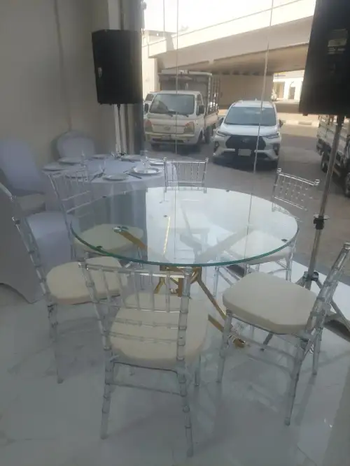 طقم استقبال فرنسي فاخر – طاولة زجاجية مع 8 كراسي أكريليك بتصميم ملكي
